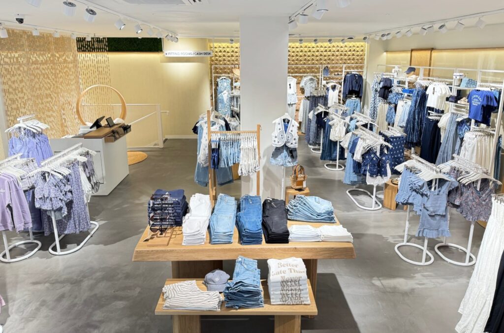 A picture of a mango teen store.