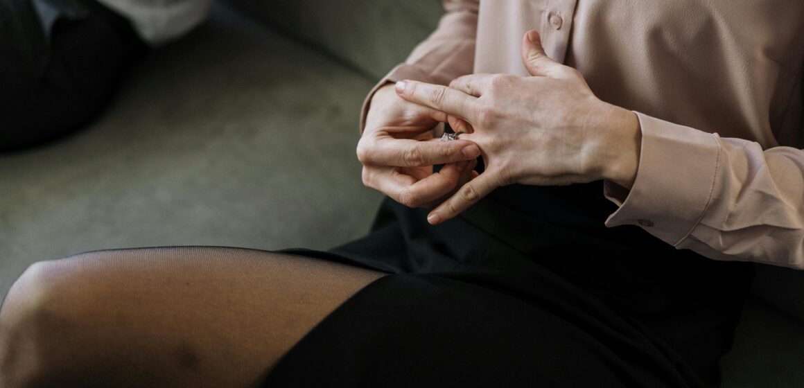 a woman taking off her wedding ring showing the decline in marriage among Gen Z