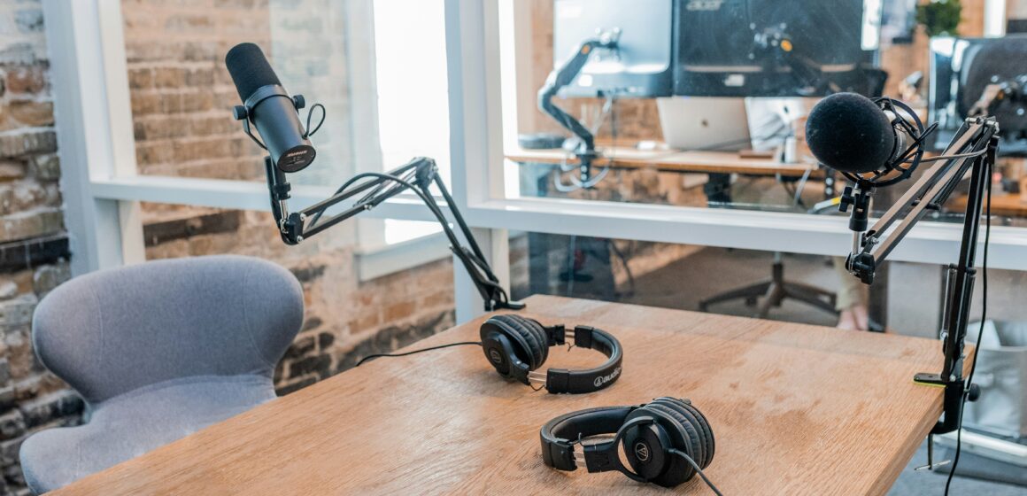 Journalism newsroom in the UK News Industry. Photo Credit: Austin Distel on Unsplash